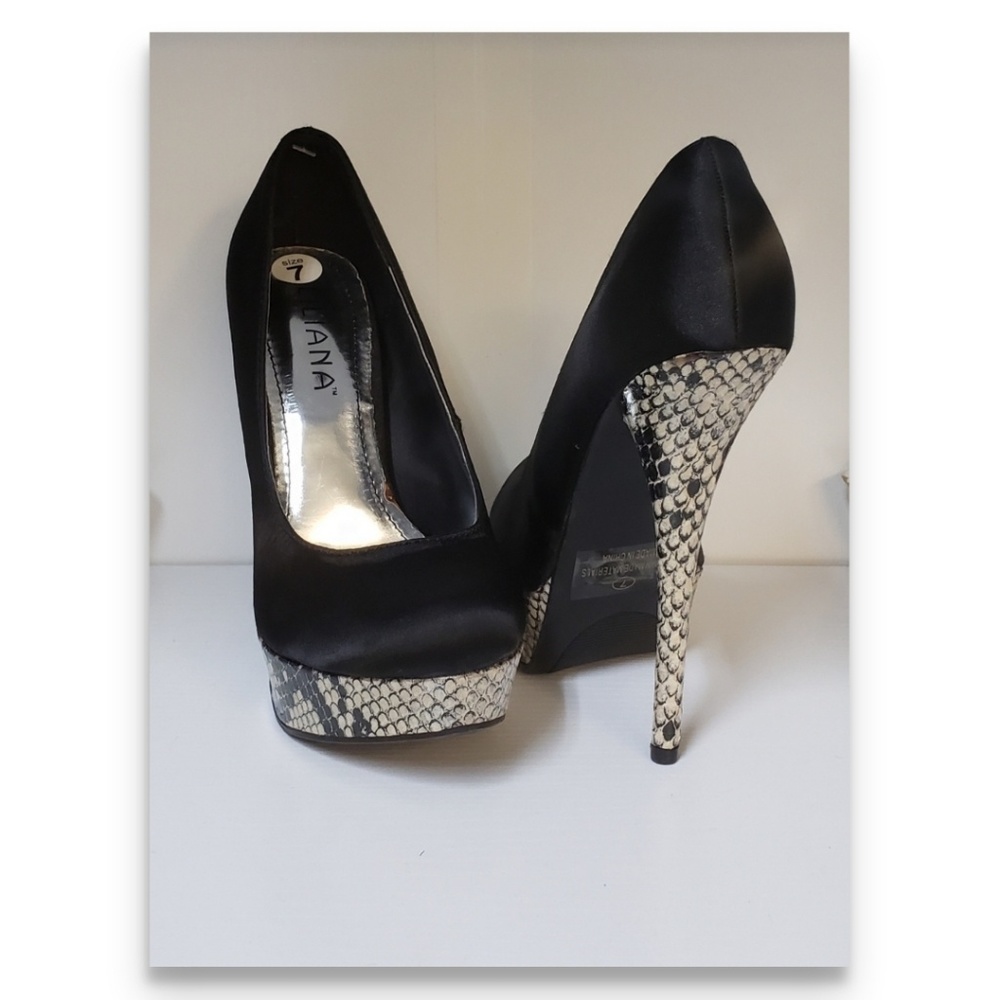 Satin snake skin pumps